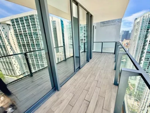 2-bedroom condo for sale in Miami - 68 SE 6th St 2707 - MondialRealty