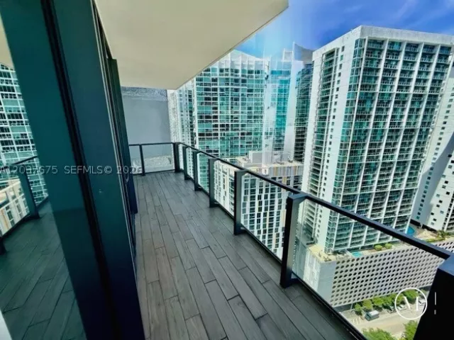 2-bedroom condo for sale in Miami - 68 SE 6th St 2707 - MondialRealty