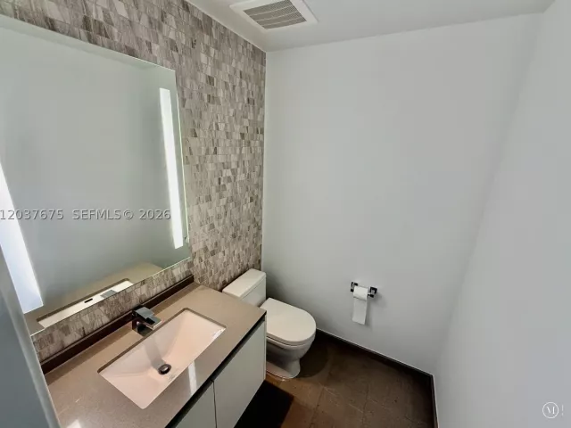 2-bedroom condo for sale in Miami - 68 SE 6th St 2707 - MondialRealty