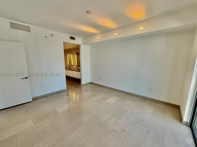 2-bedroom condo for sale in Miami - 68 SE 6th St 2707 - MondialRealty