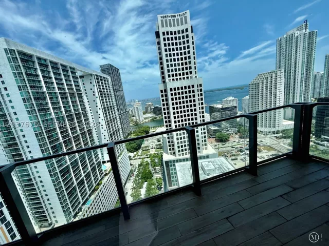 2-bedroom condo for sale in Miami - 68 SE 6th St 2707 - MondialRealty