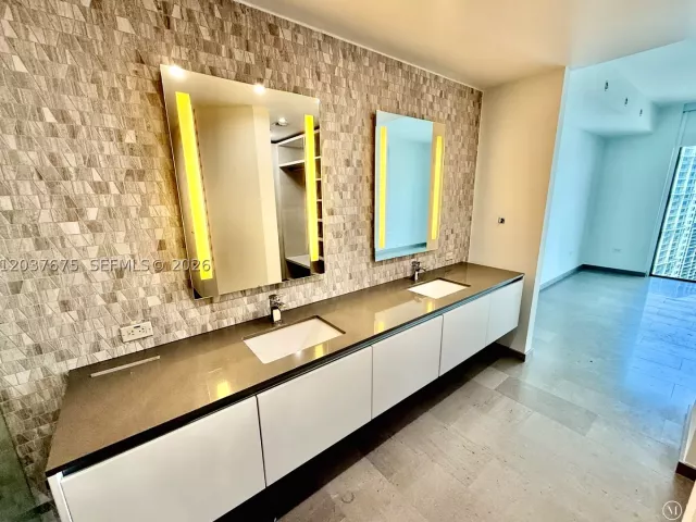 2-bedroom condo for sale in Miami - 68 SE 6th St 2707 - MondialRealty