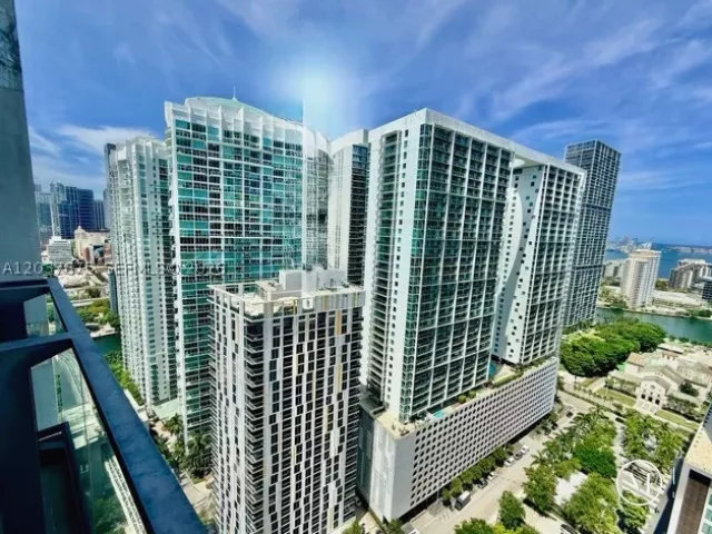 2-bedroom condo for sale in Miami - 68 SE 6th St 2707 - MondialRealty