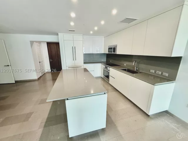 2-bedroom condo for sale in Miami - 68 SE 6th St 2707 - MondialRealty