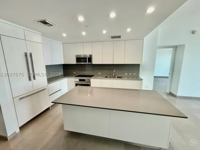 2-bedroom condo for sale in Miami - 68 SE 6th St 2707 - MondialRealty