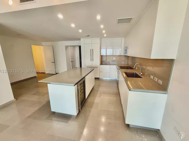 2-bedroom condo for sale in Miami - 68 SE 6th St 2707 - MondialRealty