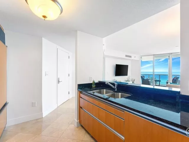 2-bedroom condo for rent in Sunny Isles Beach - 17201 COLLINS Avenue 805 - MondialRealty