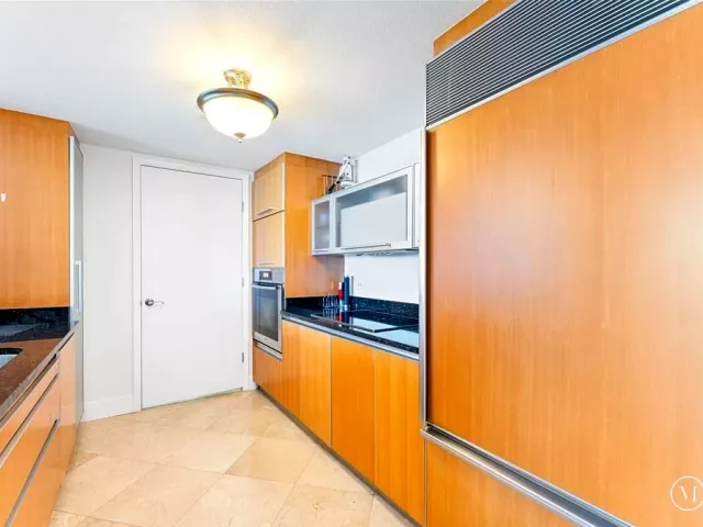 2-bedroom condo for rent in Sunny Isles Beach - 17201 COLLINS Avenue 805 - MondialRealty