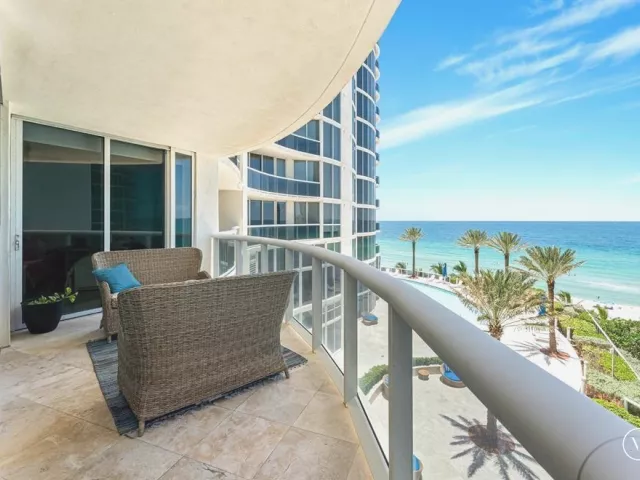 2-bedroom condo for rent in Sunny Isles Beach - 17201 COLLINS Avenue 805 - MondialRealty