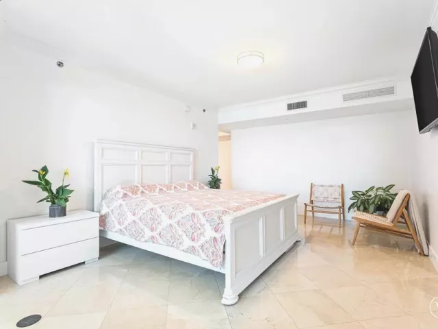 2-bedroom condo for rent in Sunny Isles Beach - 17201 COLLINS Avenue 805 - MondialRealty