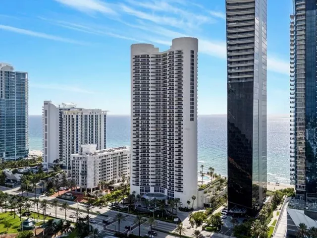 2-bedroom condo for rent in Sunny Isles Beach - 17201 COLLINS Avenue 805 - MondialRealty
