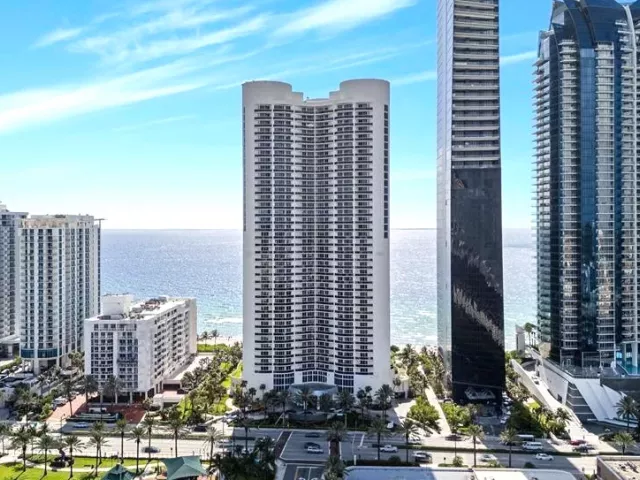 2-bedroom condo for rent in Sunny Isles Beach - 17201 COLLINS Avenue 805 - MondialRealty