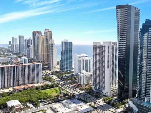 2-bedroom condo for rent in Sunny Isles Beach - 17201 COLLINS Avenue 805 - MondialRealty