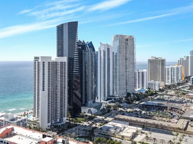 2-bedroom condo for rent in Sunny Isles Beach - 17201 COLLINS Avenue 805 - MondialRealty
