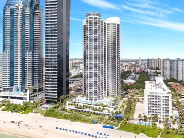 2-bedroom condo for rent in Sunny Isles Beach - 17201 COLLINS Avenue 805 - MondialRealty