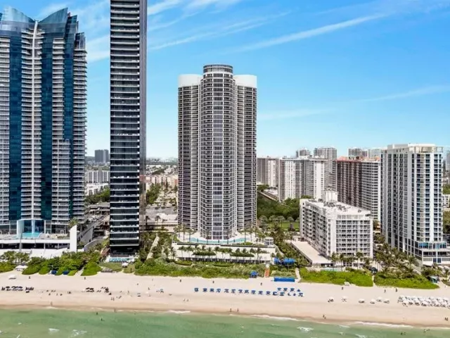 2-bedroom condo for rent in Sunny Isles Beach - 17201 COLLINS Avenue 805 - MondialRealty