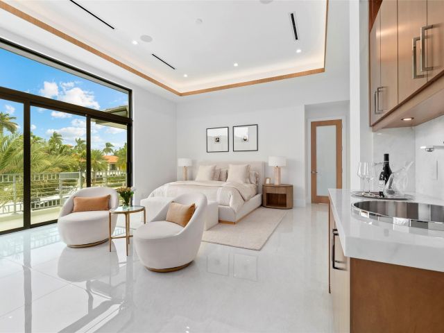 6-bedroom home for sale in Fort Lauderdale - 24 Fiesta Way - MondialRealty