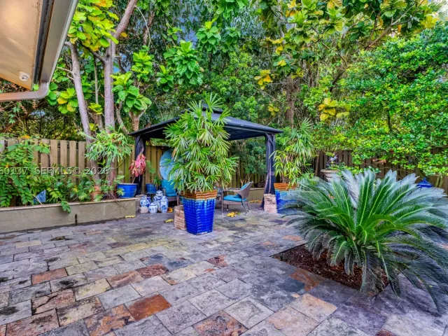 2-bedroom home for sale in Miami - 15830 SW 139th Ave - MondialRealty