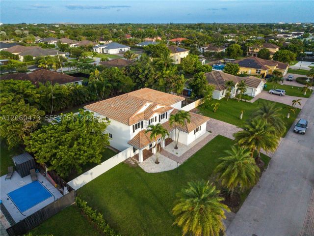 5-bedroom home for sale in Miami - 21101 SW 132nd Ct - MondialRealty