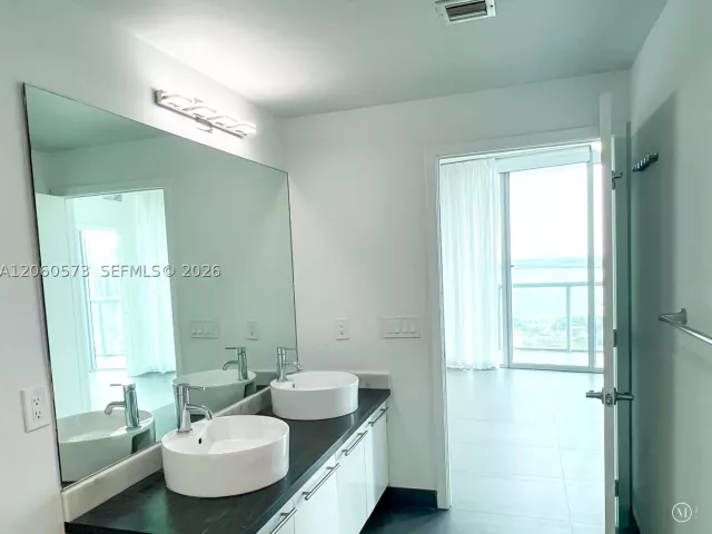 2-bedroom condo for rent in Miami - 888 Biscayne Blvd 3701 - MondialRealty