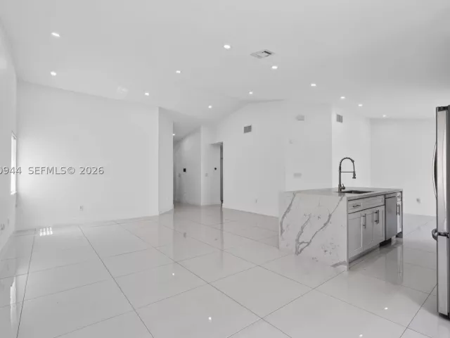 3-bedroom home for rent in Miami - 15772 SW 74th Ln - MondialRealty