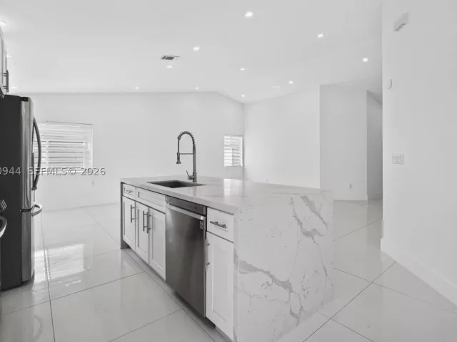 3-bedroom home for rent in Miami - 15772 SW 74th Ln - MondialRealty