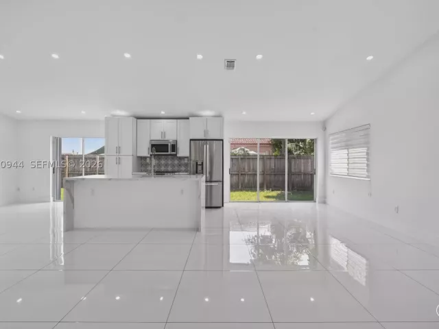 3-bedroom home for rent in Miami - 15772 SW 74th Ln - MondialRealty