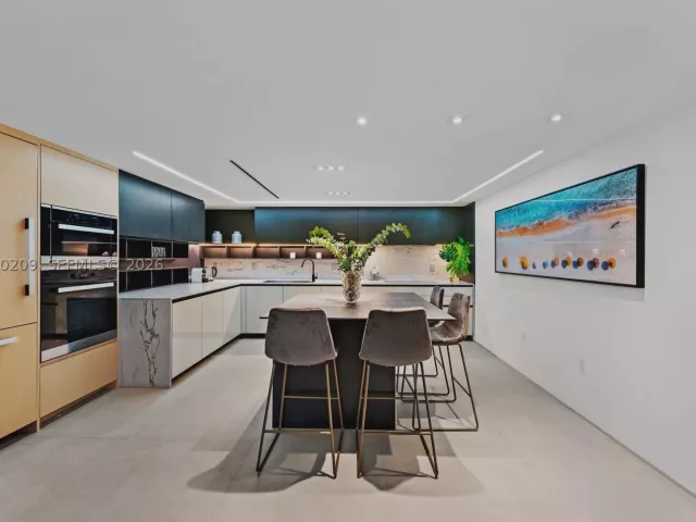 2-bedroom condo for sale in Miami Beach - 2301 Collins Ave 1003/1004 - MondialRealty