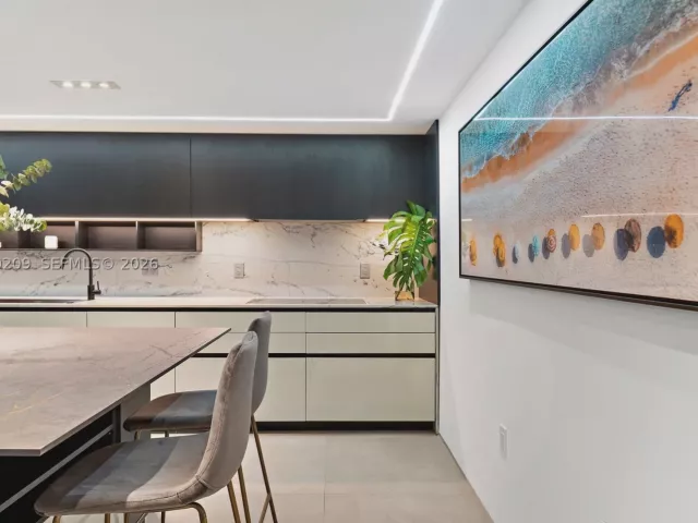 2-bedroom condo for sale in Miami Beach - 2301 Collins Ave 1003/1004 - MondialRealty