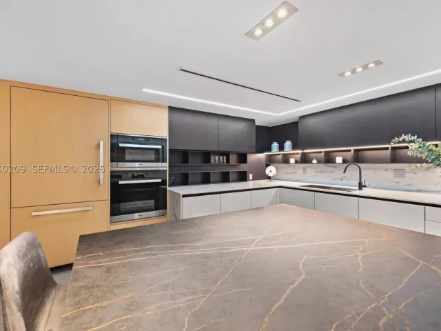 2-bedroom condo for sale in Miami Beach - 2301 Collins Ave 1003/1004 - MondialRealty