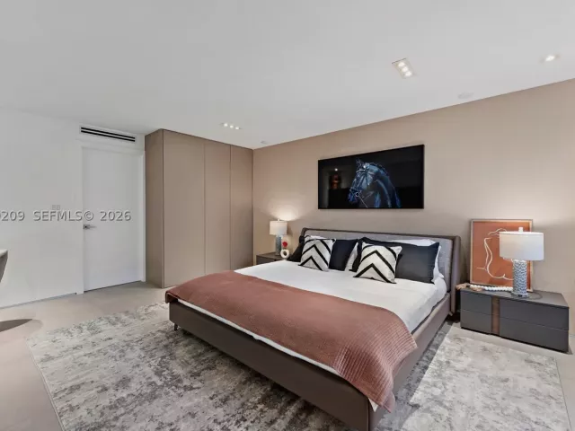 2-bedroom condo for sale in Miami Beach - 2301 Collins Ave 1003/1004 - MondialRealty