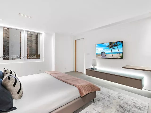 2-bedroom condo for sale in Miami Beach - 2301 Collins Ave 1003/1004 - MondialRealty