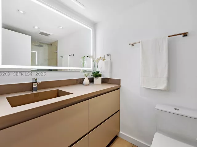 2-bedroom condo for sale in Miami Beach - 2301 Collins Ave 1003/1004 - MondialRealty