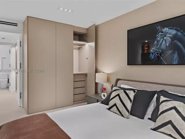 2-bedroom condo for sale in Miami Beach - 2301 Collins Ave 1003/1004 - MondialRealty