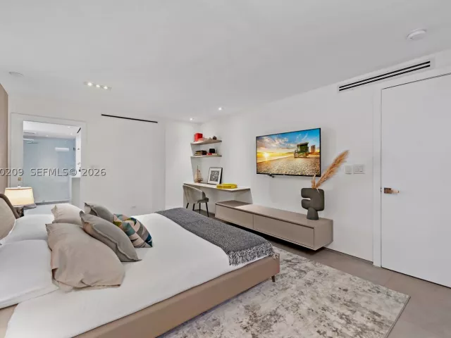 2-bedroom condo for sale in Miami Beach - 2301 Collins Ave 1003/1004 - MondialRealty