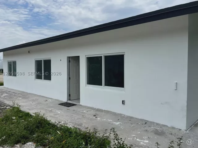 3-bedroom home for rent in Miami - 15430 SW 194th Ave . - MondialRealty