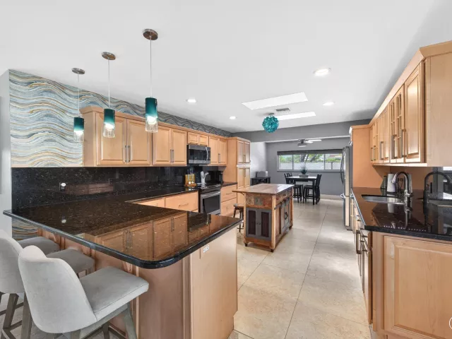 3-bedroom home for rent in Pompano Beach - 1571 SE 24TH Avenue - MondialRealty