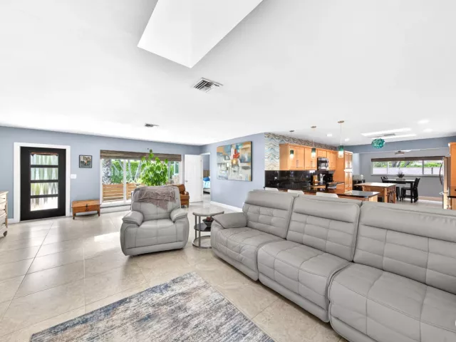 3-bedroom home for rent in Pompano Beach - 1571 SE 24TH Avenue - MondialRealty