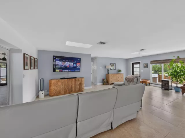 3-bedroom home for rent in Pompano Beach - 1571 SE 24TH Avenue - MondialRealty