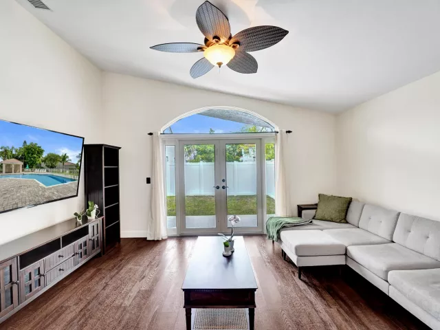 3-bedroom home for sale in Pembroke Pines - 18343 SW 5TH Court - MondialRealty