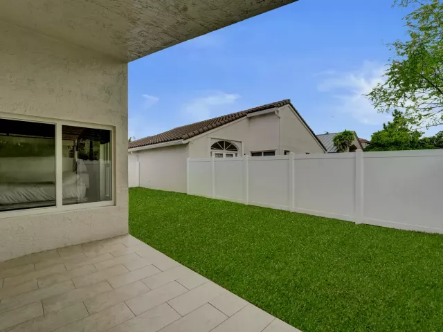 3-bedroom home for sale in Pembroke Pines - 18343 SW 5TH Court - MondialRealty