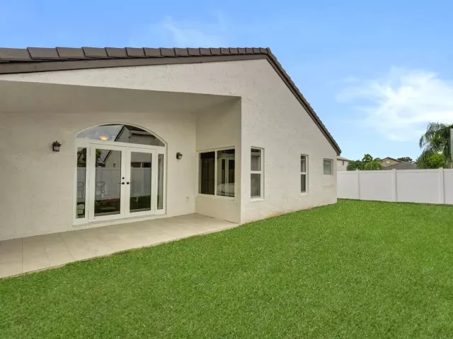 3-bedroom home for sale in Pembroke Pines - 18343 SW 5TH Court - MondialRealty