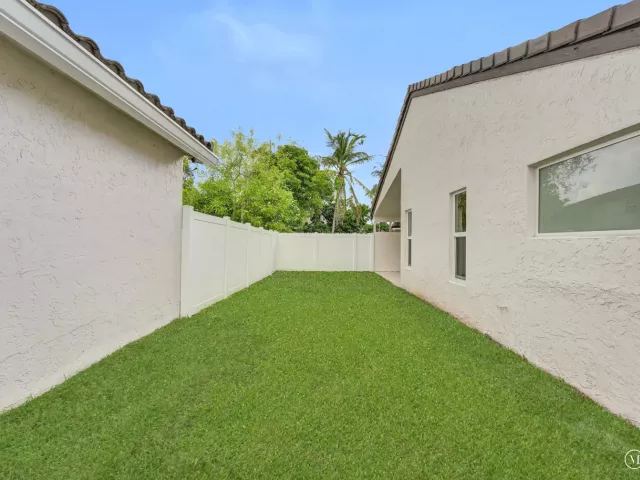 3-bedroom home for sale in Pembroke Pines - 18343 SW 5TH Court - MondialRealty