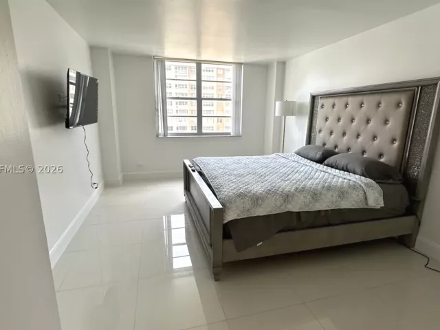2-bedroom condo for sale in Sunny Isles Beach - 250 174th St 1808 - MondialRealty