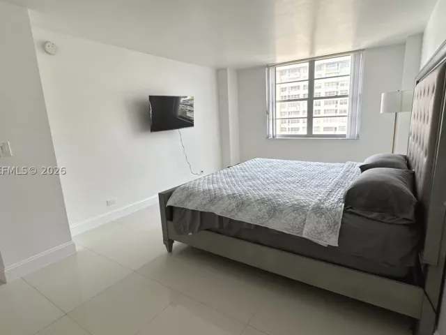 2-bedroom condo for sale in Sunny Isles Beach - 250 174th St 1808 - MondialRealty