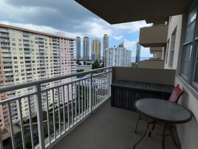 2-bedroom condo for sale in Sunny Isles Beach - 250 174th St 1808 - MondialRealty