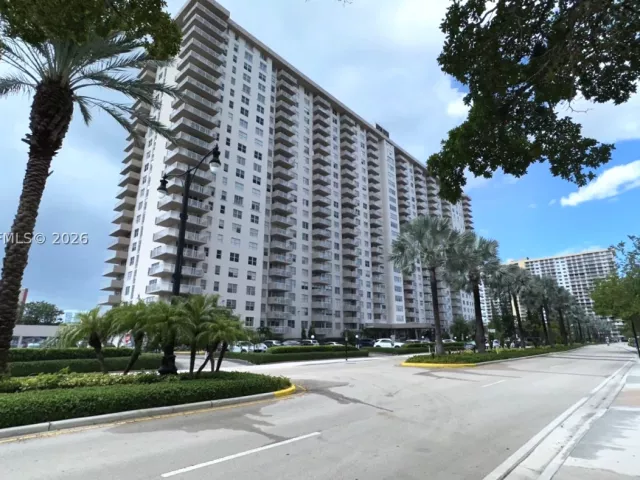 2-bedroom condo for sale in Sunny Isles Beach - 250 174th St 1808 - MondialRealty