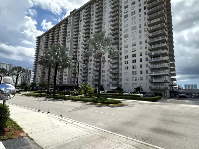 2-bedroom condo for sale in Sunny Isles Beach - 250 174th St 1808 - MondialRealty