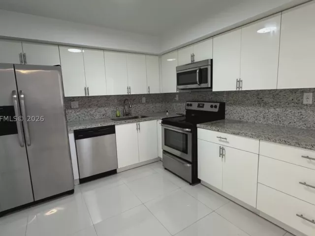 2-bedroom condo for sale in Sunny Isles Beach - 250 174th St 1808 - MondialRealty