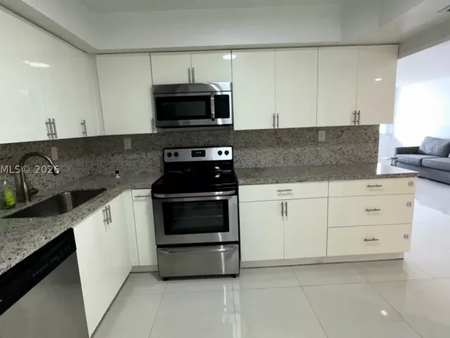 2-bedroom condo for sale in Sunny Isles Beach - 250 174th St 1808 - MondialRealty